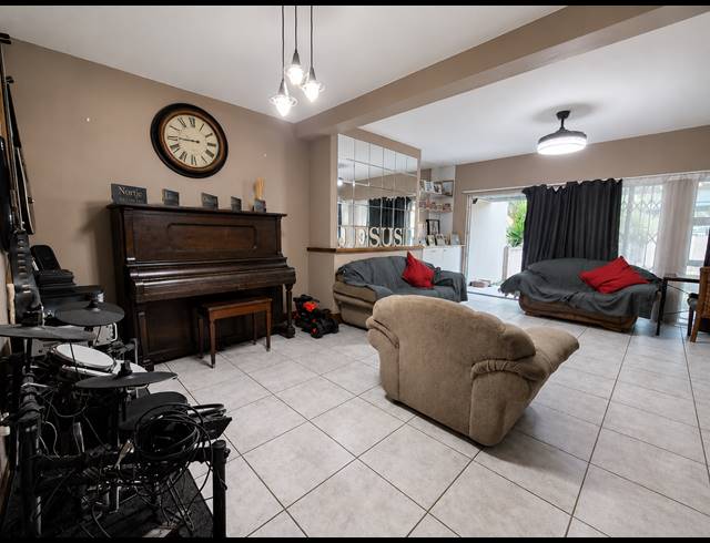 2 BEDROOM DUPLEX FOR SALE IN THREE RIVERS PROPER